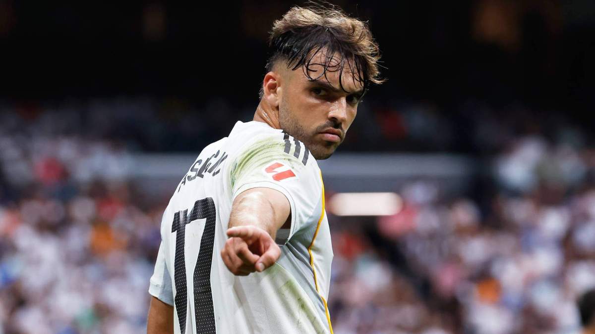 Raúl Asencio jugando un partido con el Real Madrid. Raúl Asencio jugando un partido con el Real Madrid.