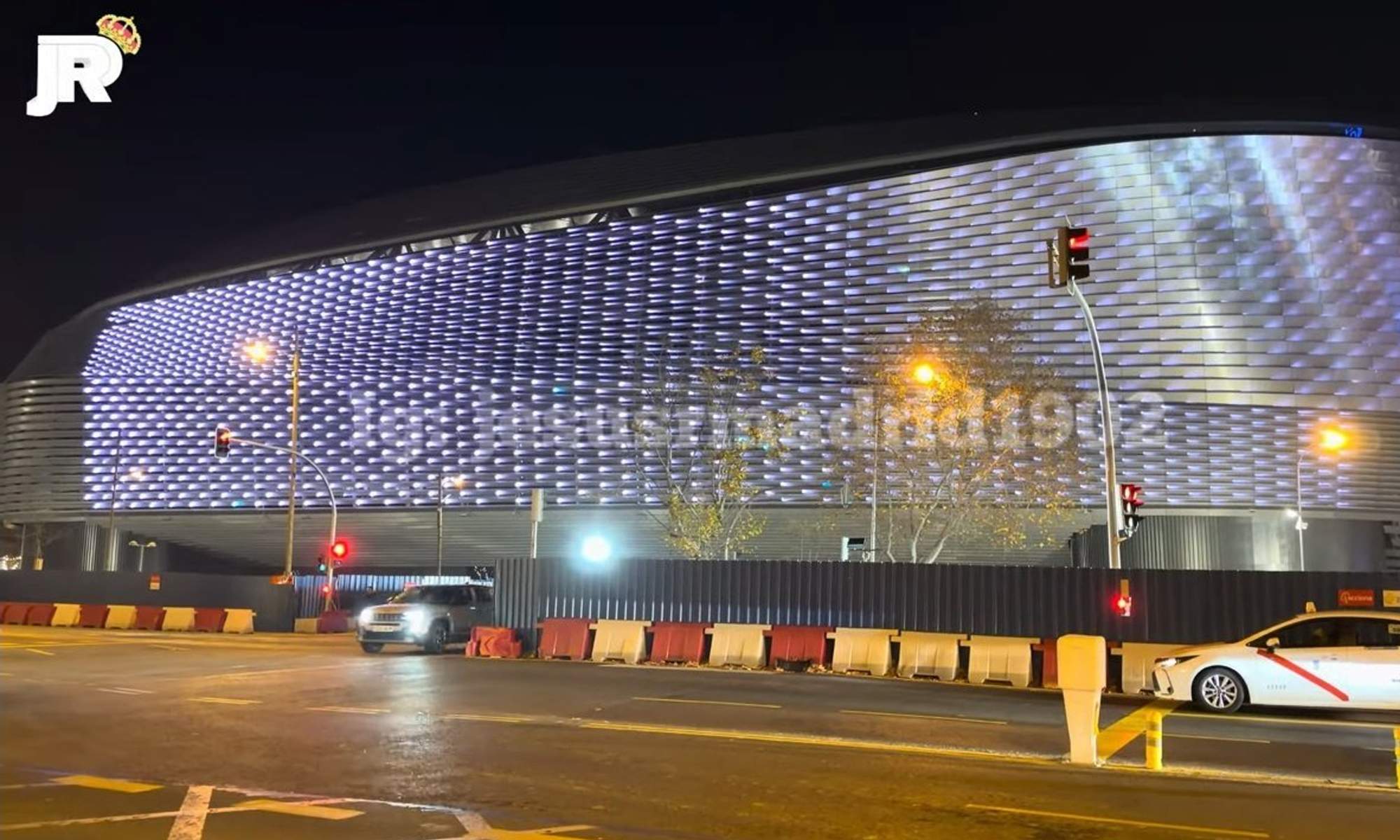 Santiago Bernabéu con las luces encendidas. 