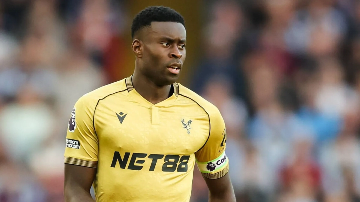 Marc Guéhi disputando un partido con el Crystal Palace