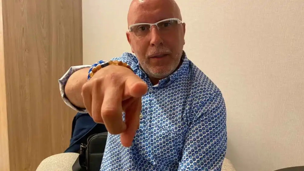 François Gallardo posando y diciendo su saludo. 