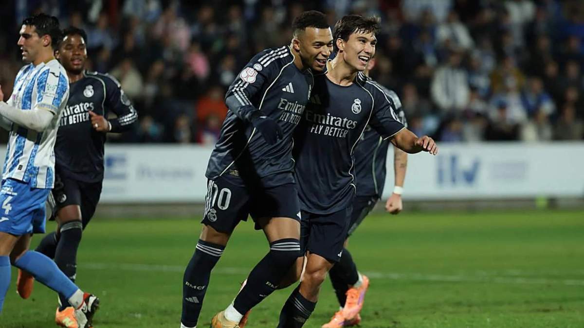 Mbappé celebrando junto a Gonzalo uno de sus goles contra el Talavera Mbappé celebrando junto a Gonzalo uno de sus goles contra el Talavera