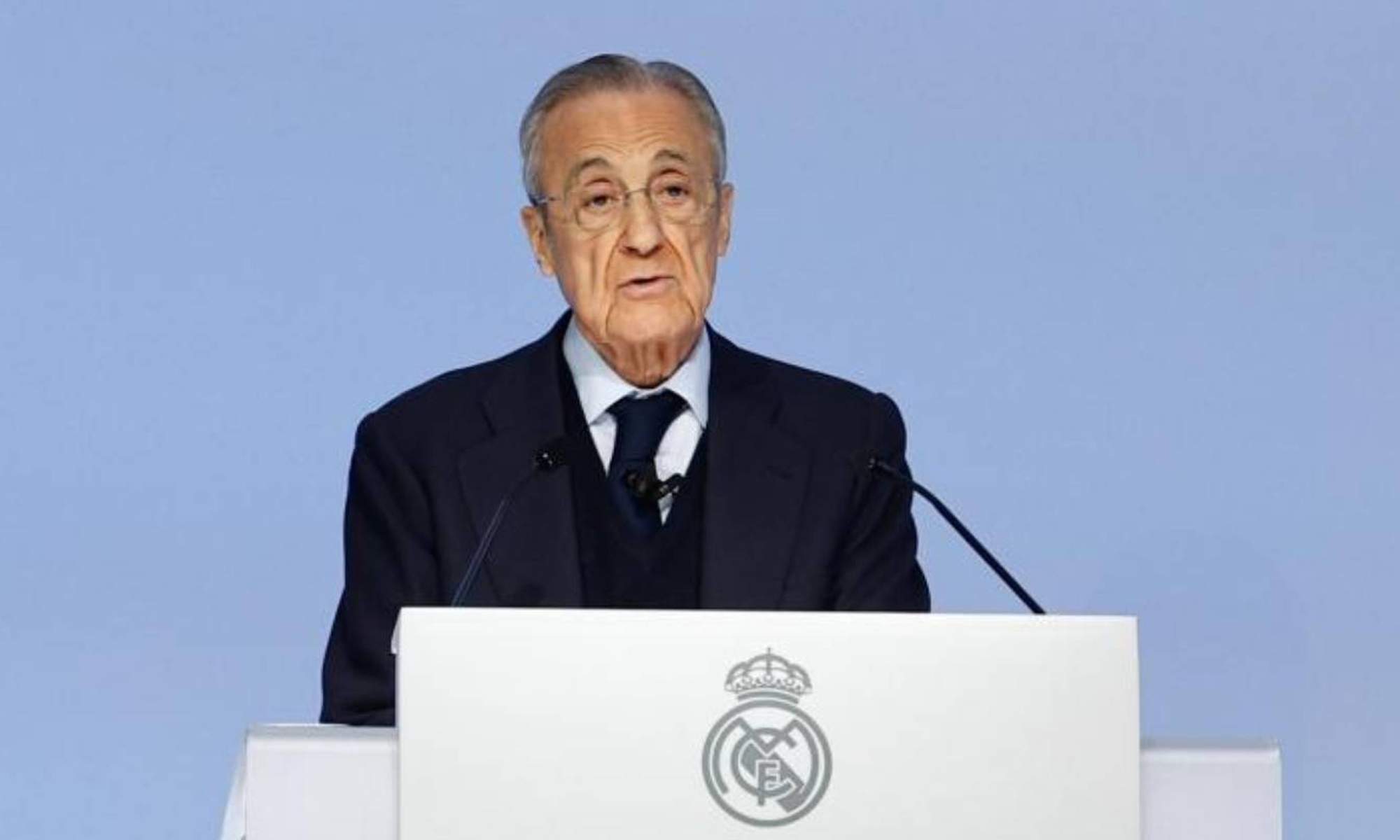 Florentino Pérez dando un discurso como presidente del Real Madrid.