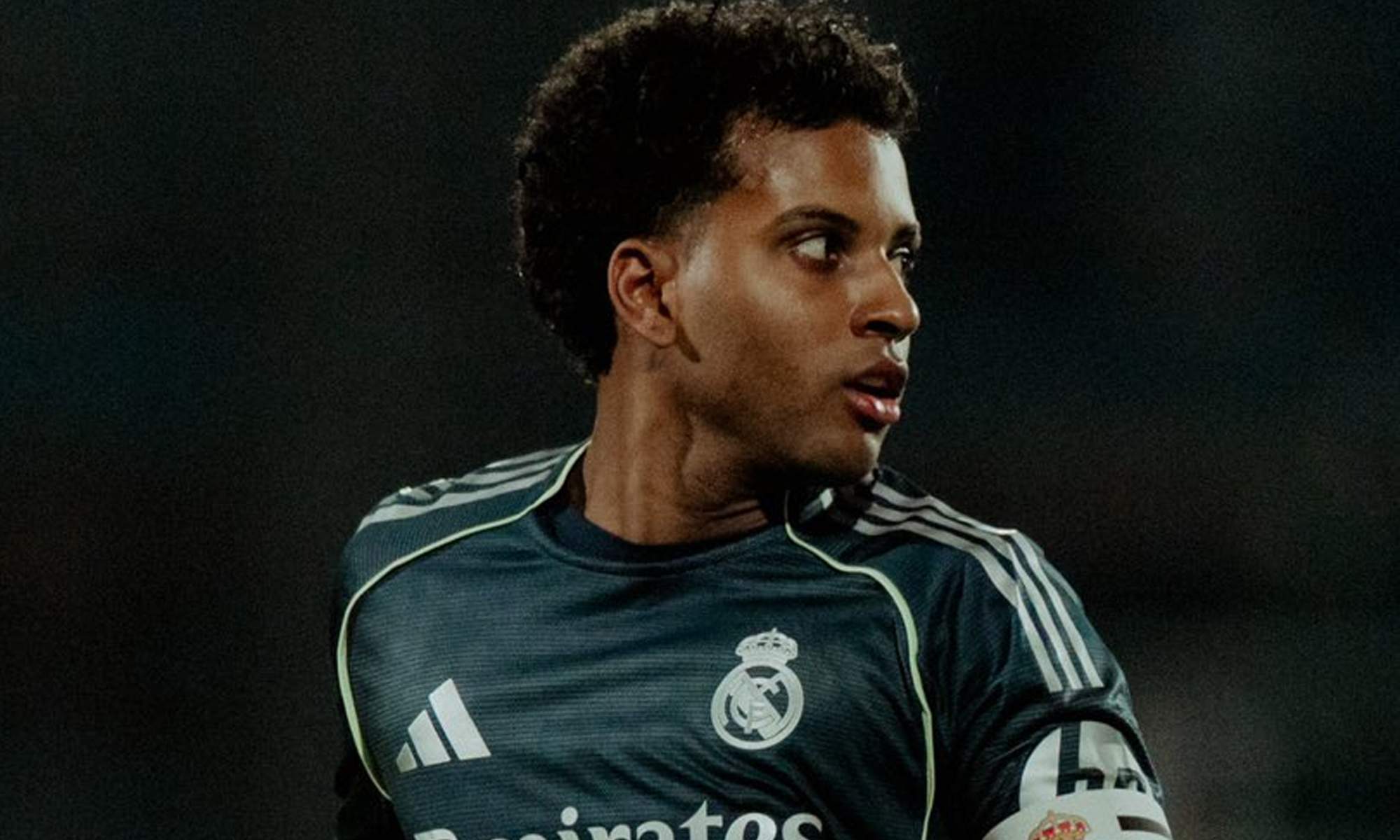 Rodrygo Goes disputando un partido con el Real Madrid.