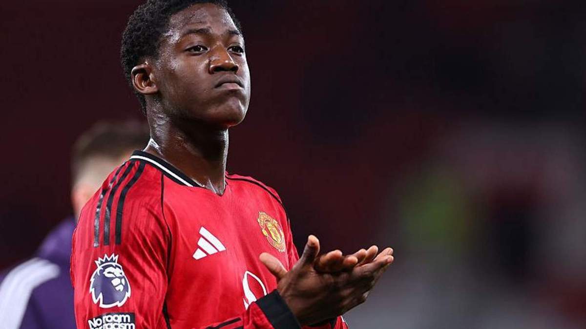 Kobbie Mainoo jugando un partido con el Manchester United. 