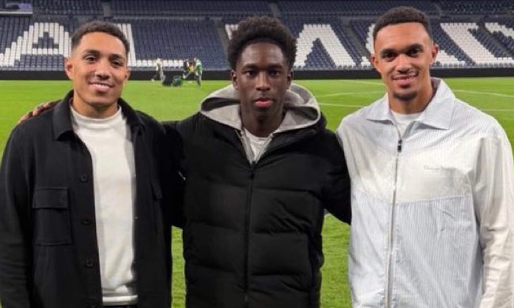 Joshua Abe, joya del Liverpool, y Trent Alexander-Arnold en el Santiago Bernabéu.