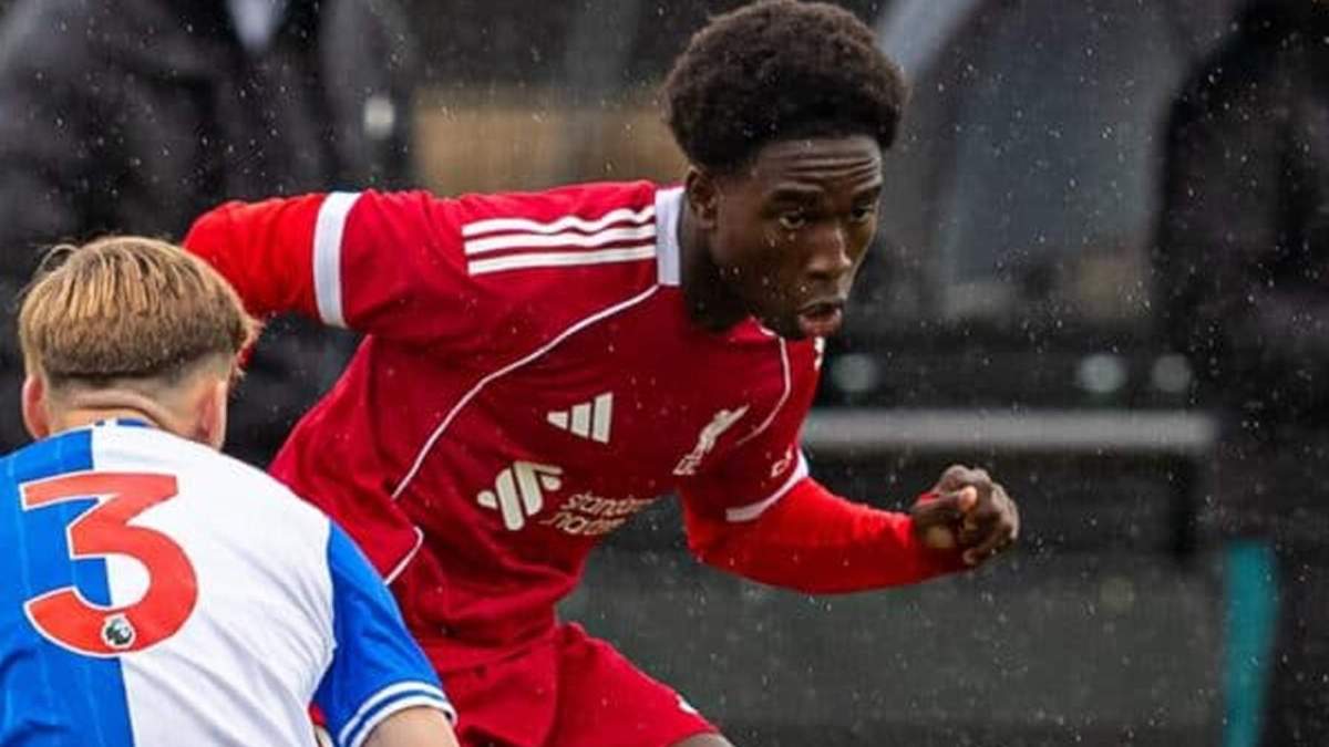 Joshua Abe jugando un partido en la cantera del Liverpool. 