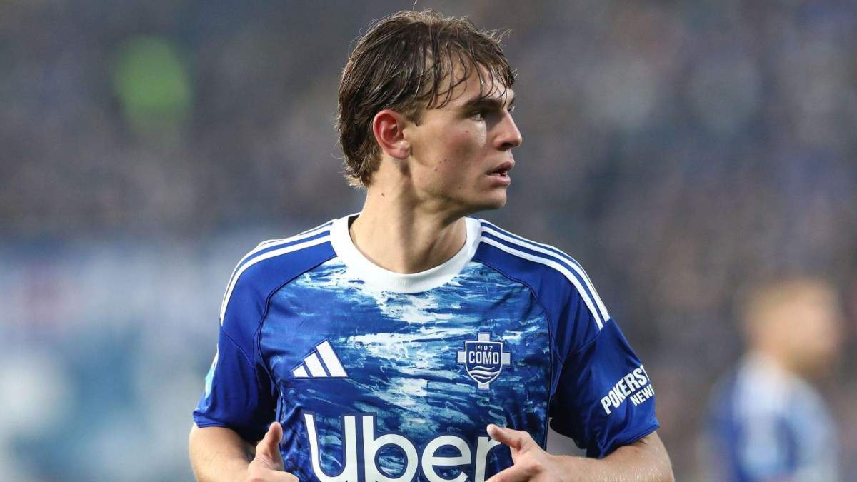 Nico Paz durante un partido con el Como en la Serie A