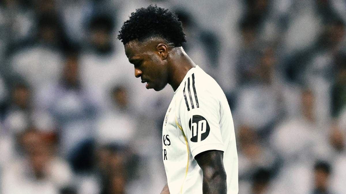 Vinícius Júnior triste y cabizbajo después de recibir pitos en el Bernabéu. 