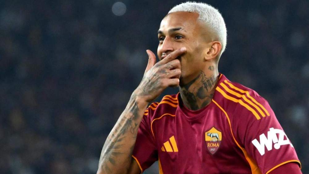 Wesley Franca, celebrando un gol con la Roma en un partido reciente de la Serie A.