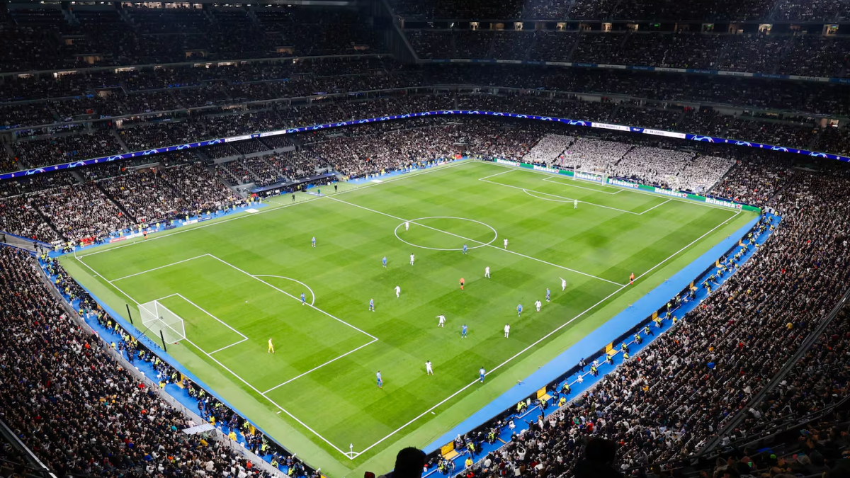 El Santiago Bernabéu lleno en un partido. El Santiago Bernabéu lleno en un partido.