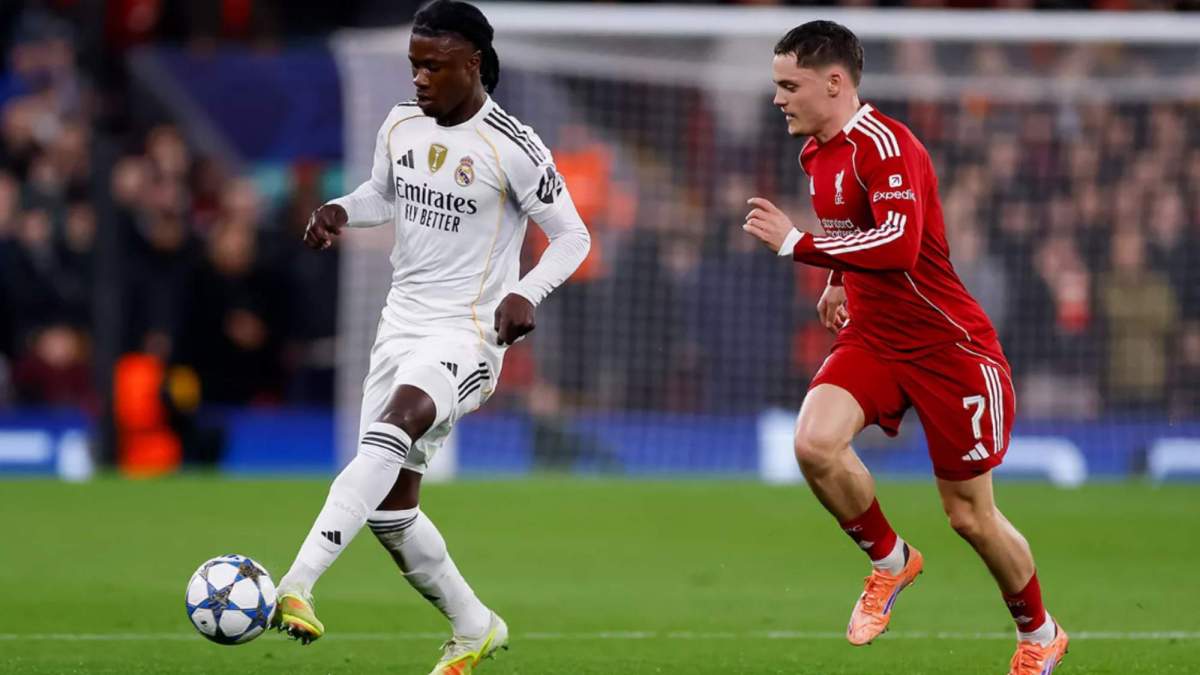 Eduardo Camavinga dando un pase ante la presión de Florian Wirtz