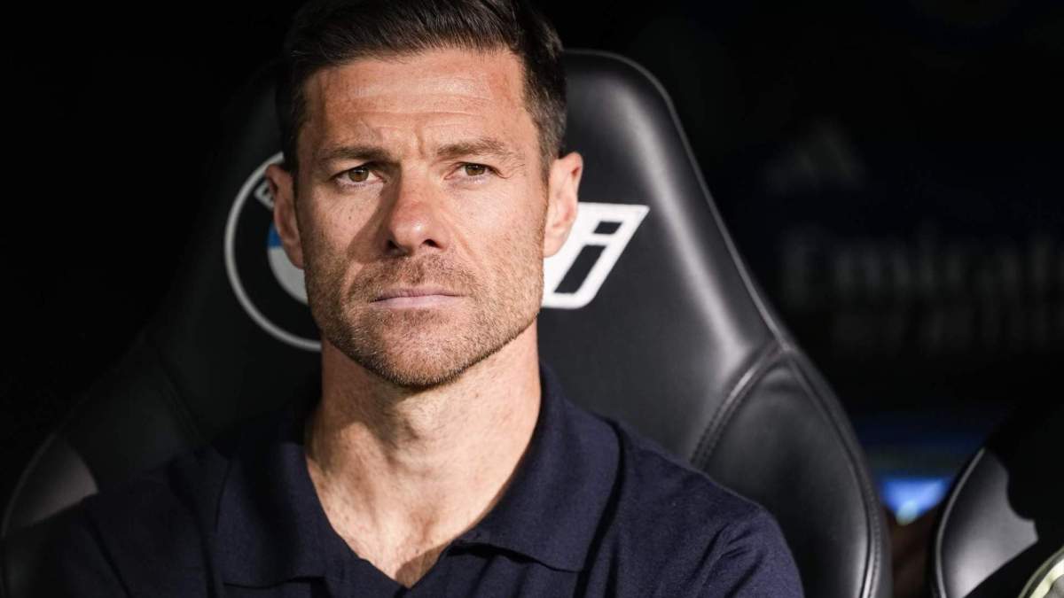 Xabi Alonso sentado en el banquillo del Real Madrid. 