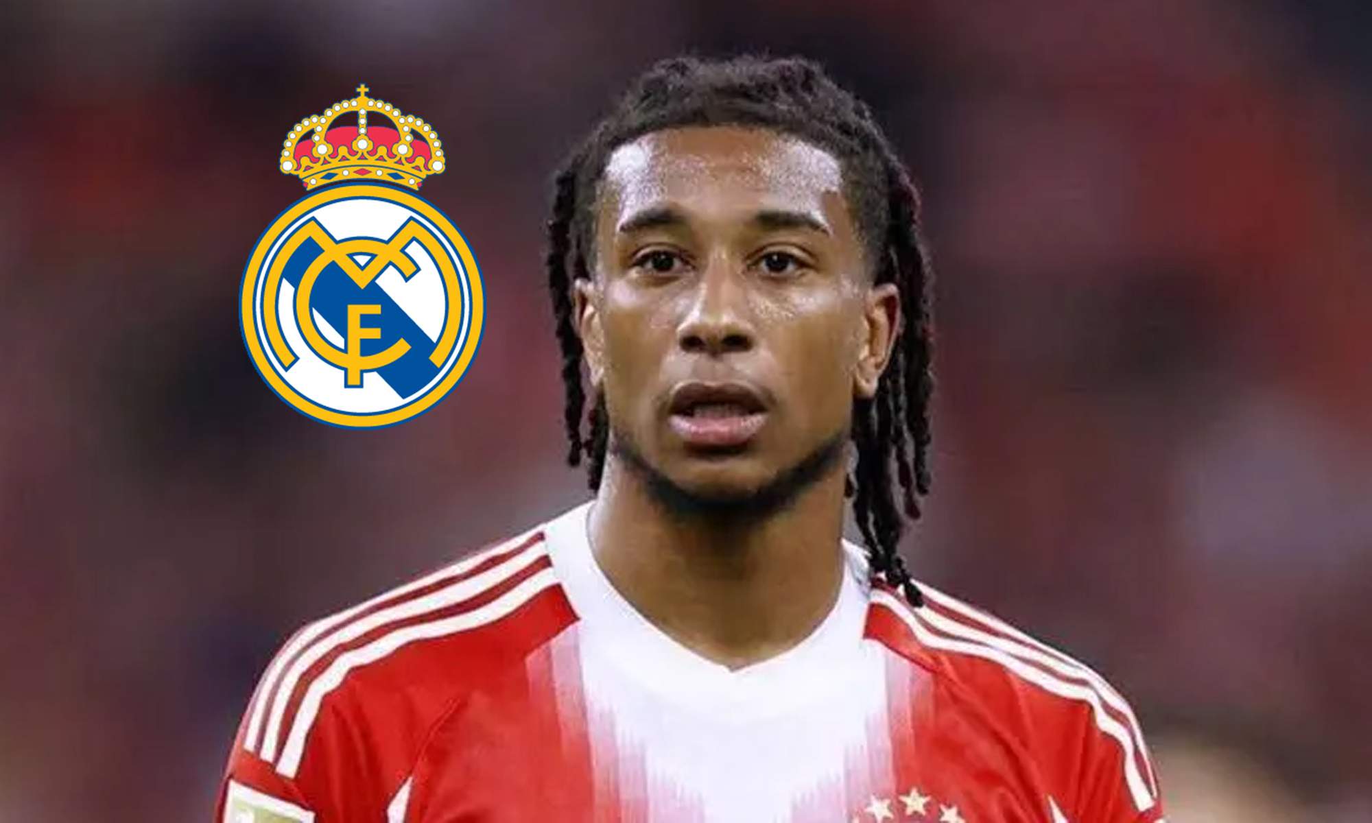 Michael Olise jugando un partido con el Bayern Múnich y el escudo del Real Madrid.