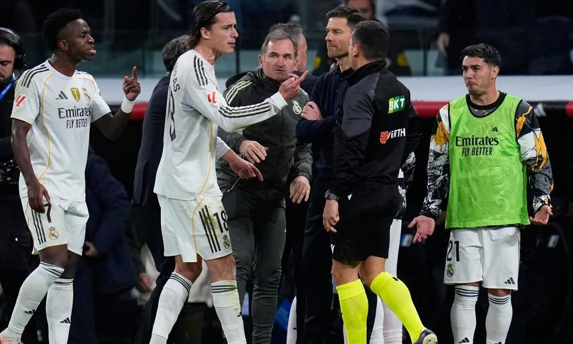 Álvaro Carreras protestando al árbitro en un partido del Real Madrid. 