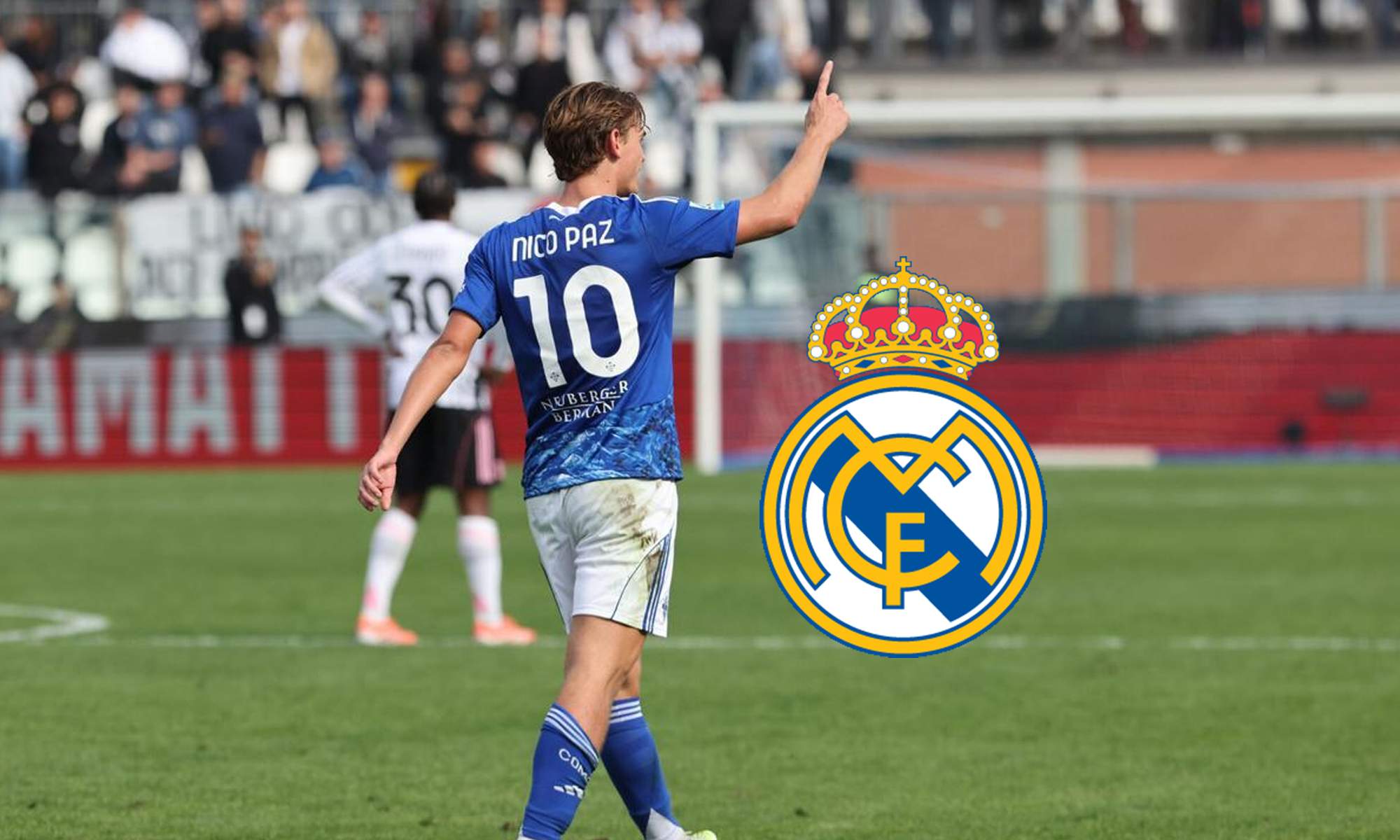 Nico Paz jugando un partido con el Como y el escudo del Real Madrid. 