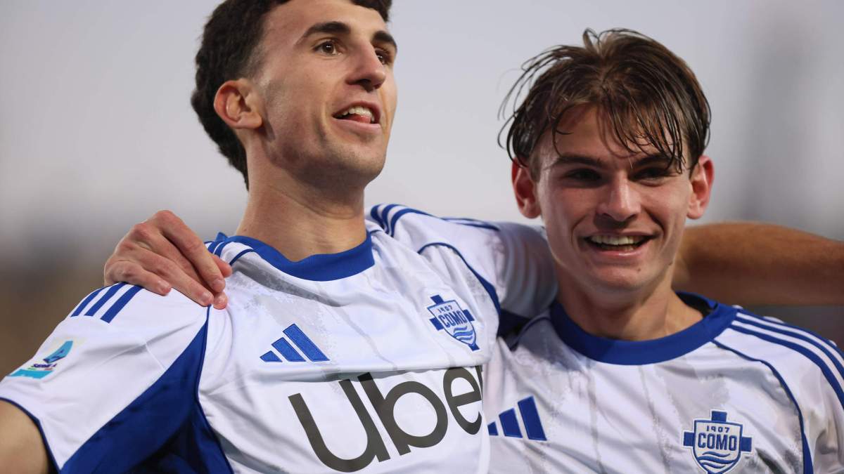 Jacobo Ramón y Nico Paz celebrando un gol con el Como. 
