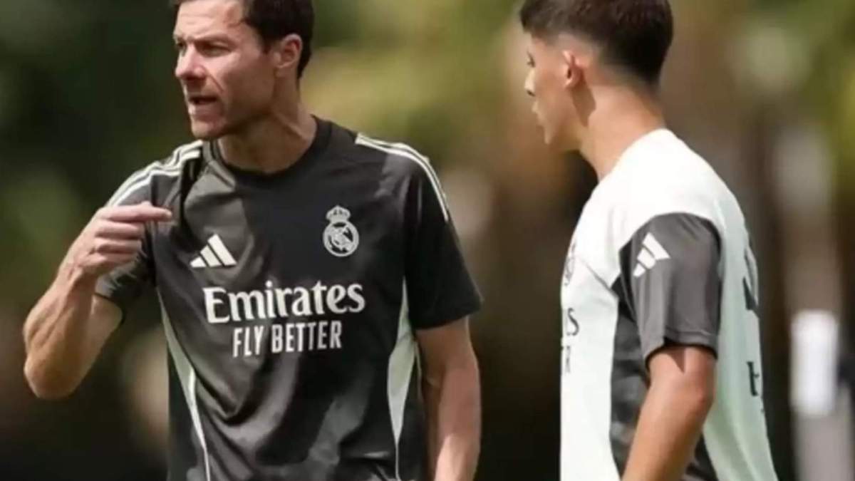 Xabi Alonso y Arda Güler en un entrenamiento con el Real Madrid