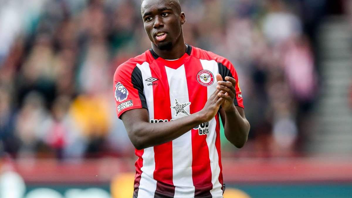 Michael Kayode aplaudiendo a su afición