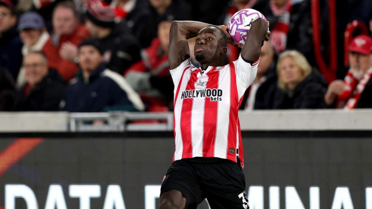 Kayode haciendo un saque de banda