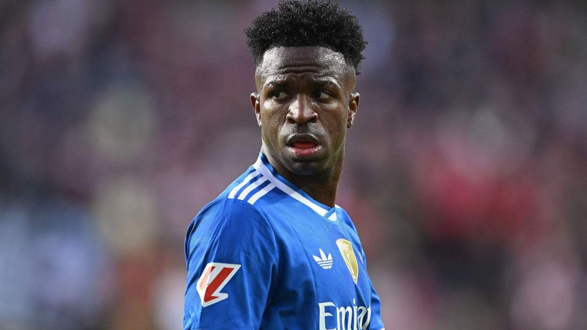 Vinícius Júnior mirando hacia atrás. Vinícius Júnior mirando hacia atrás.