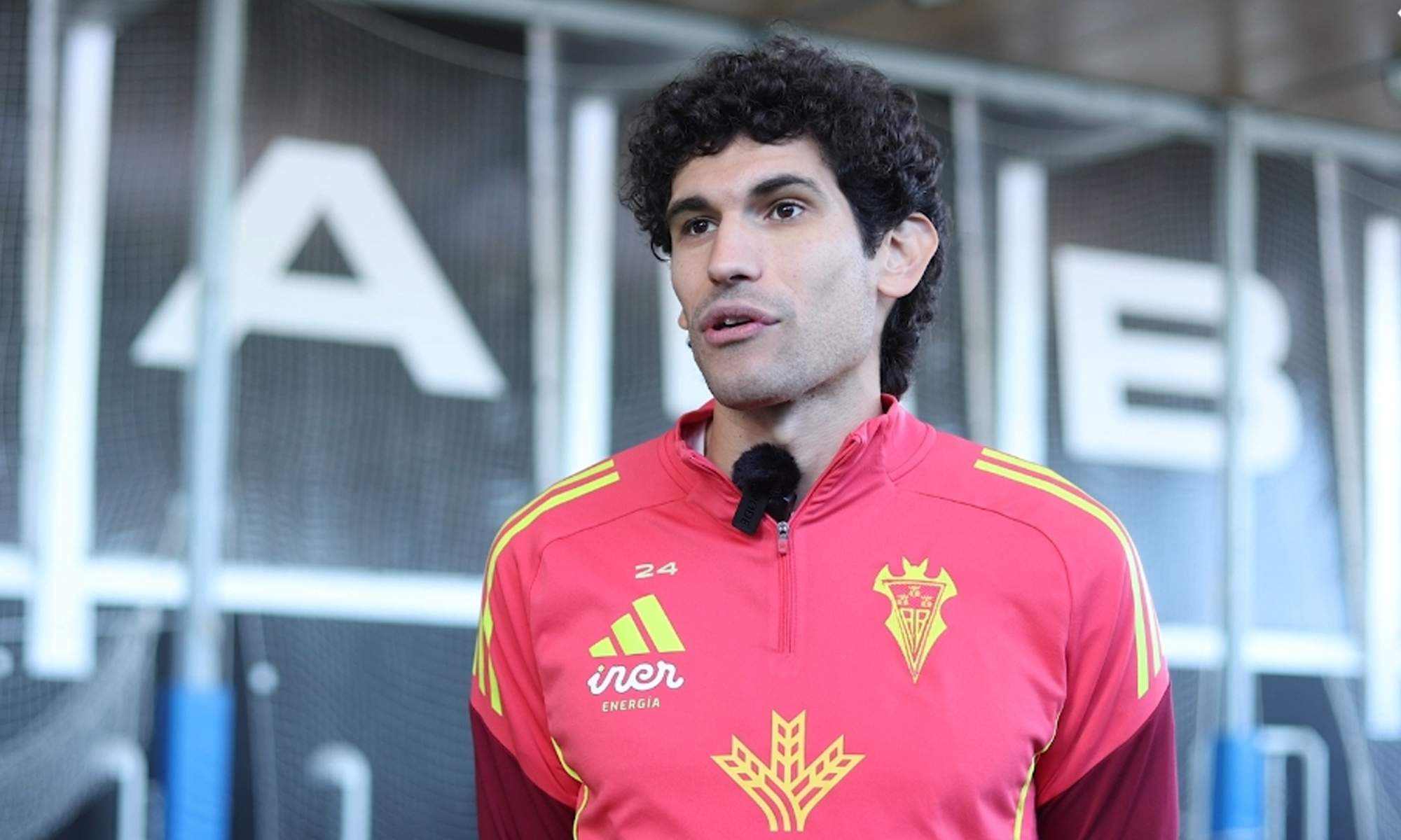 Jesús Vallejo hablando en una entrevista como jugador del Albacete. 