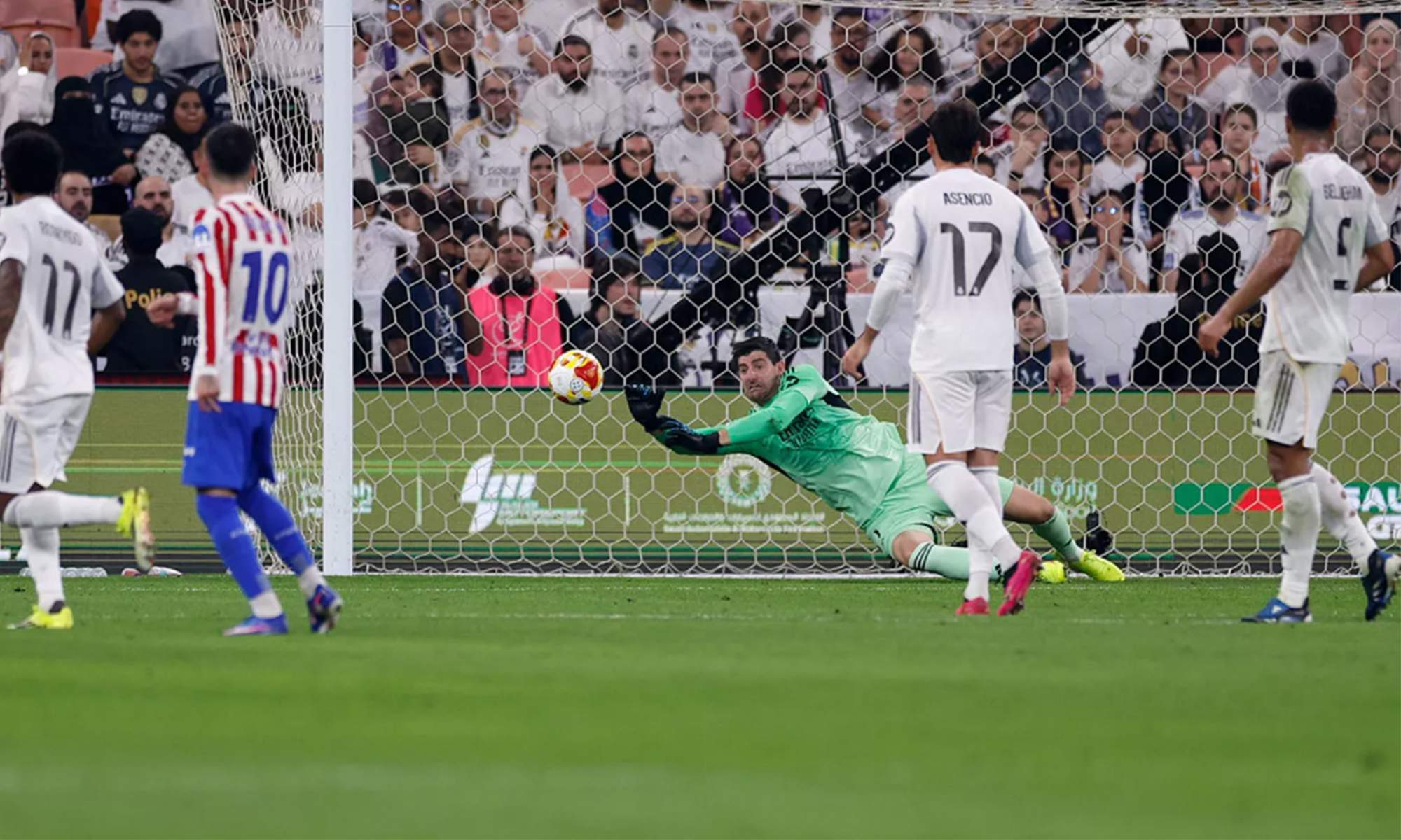Thibaut Courtois parando un disparo del Atlético de Madrid.