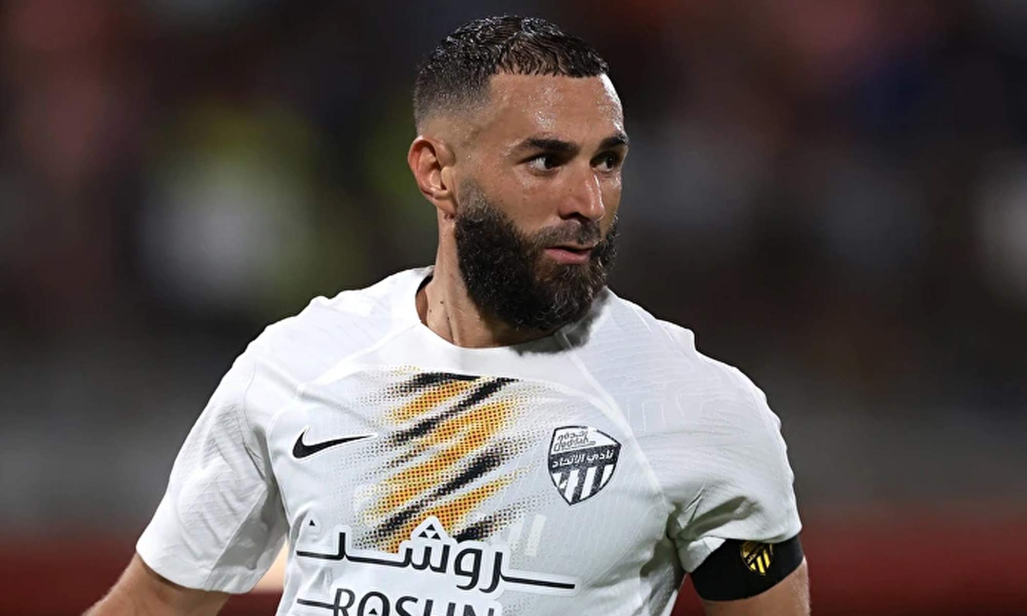 Karim Benzema jugando un partido con su equipo en Arabia. 