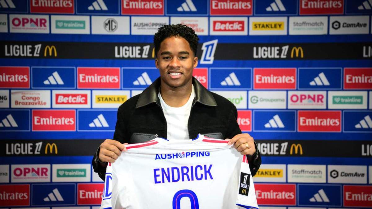 Endrick posando con la camiseta del Olympique de Lyon.