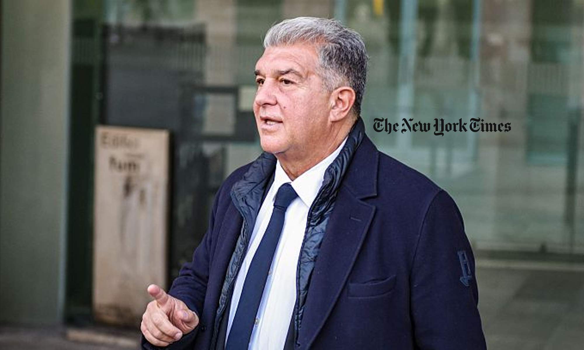 Joan Laporta y el logo de The New York Times. 