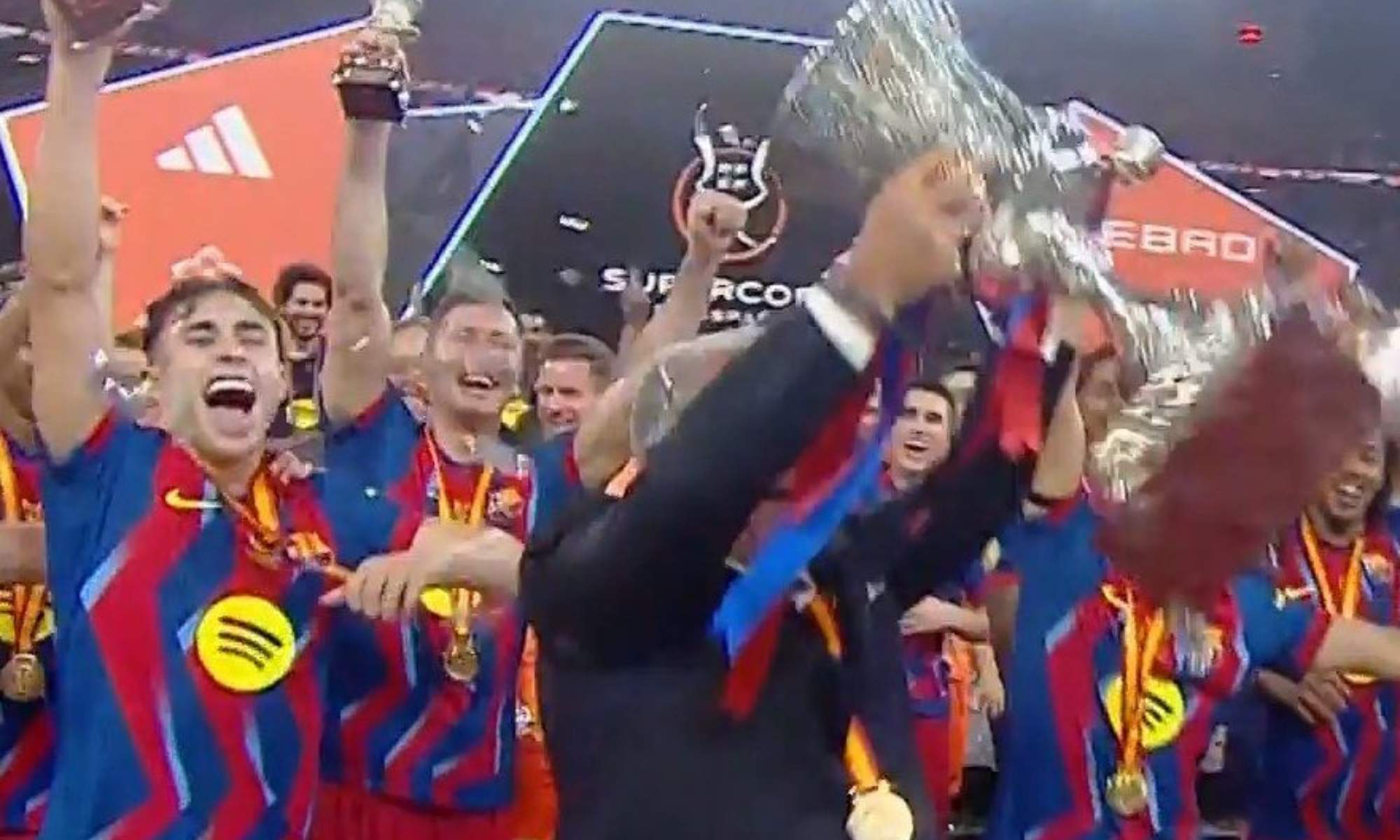 Joan Laporta, protagonista en la ceremonia de trofeos