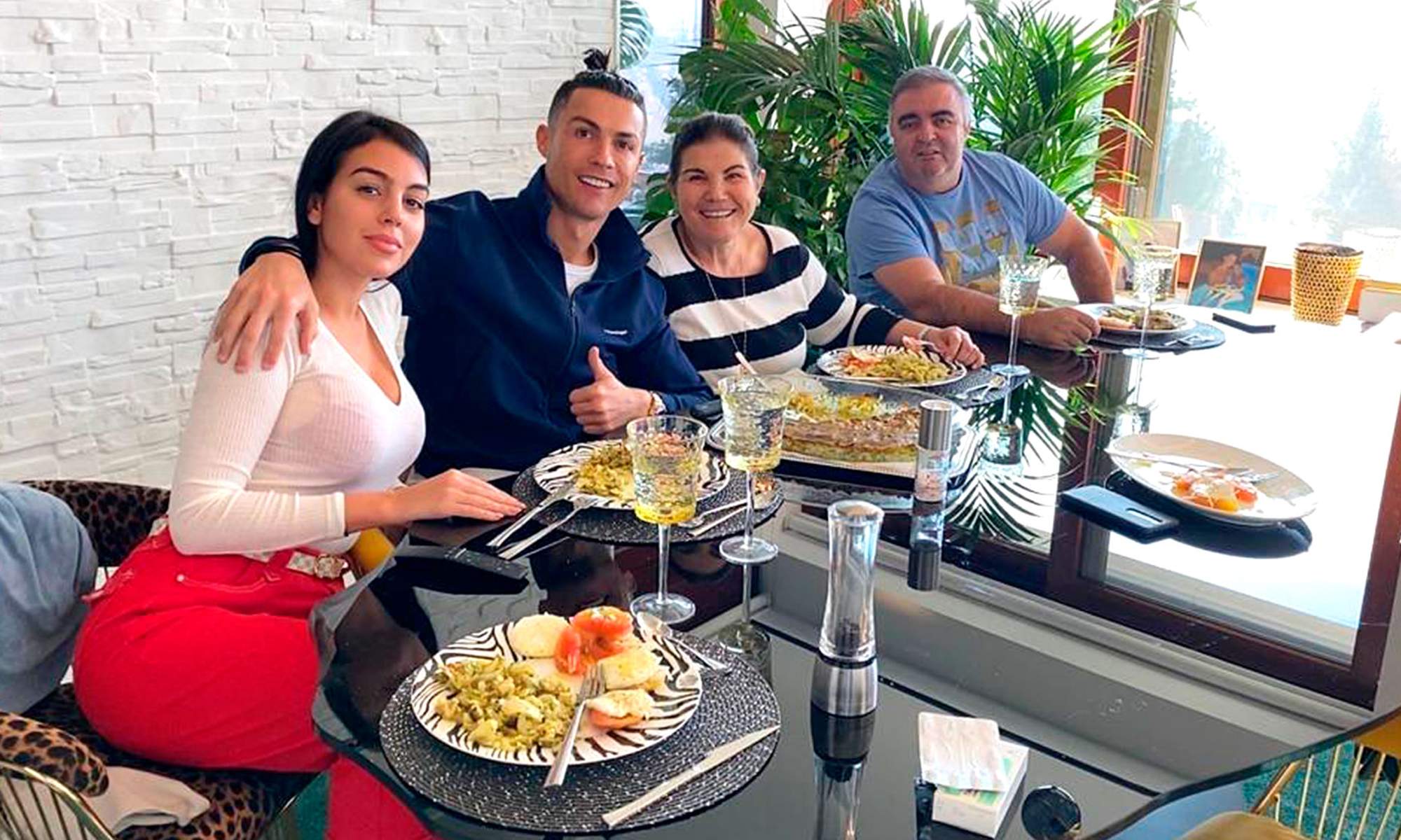 Cristiano Ronaldo comiendo con su familia. 