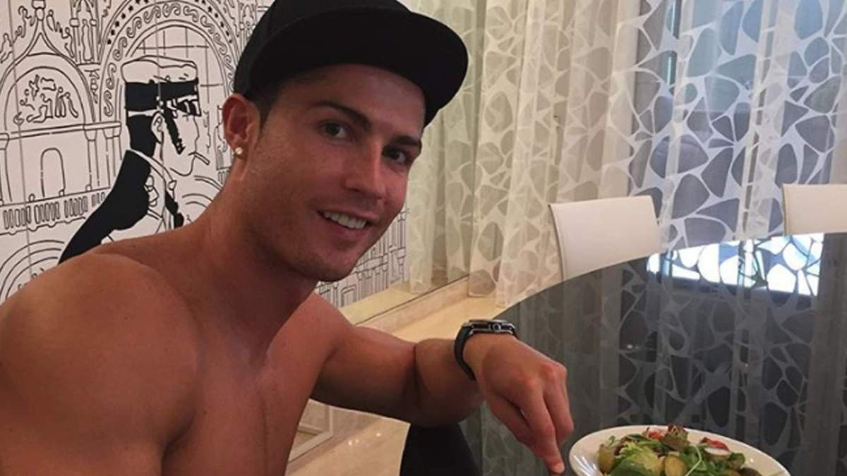 Cristiano Ronaldo comiendo. 