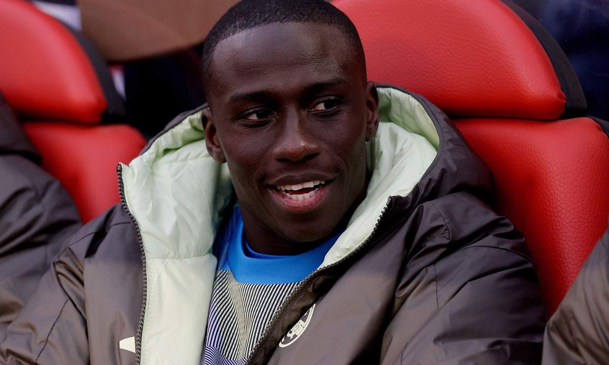 Ferland Mendy sentado en el banquillo del Real Madrid. 