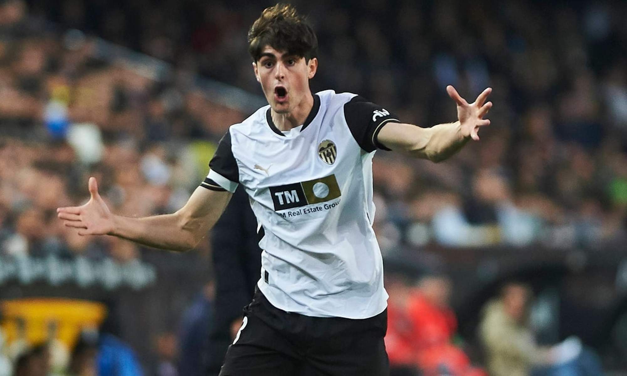 Javi Guerra jugando un partido con el Valencia.