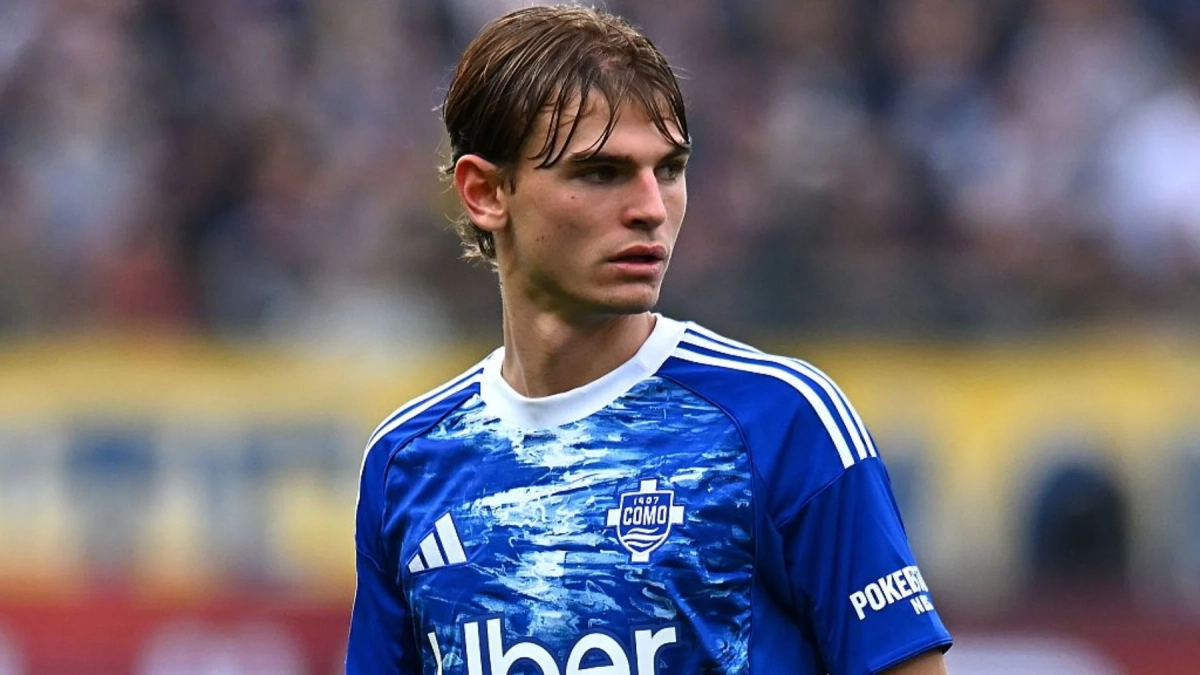 Nico Paz durante un partido con el Como