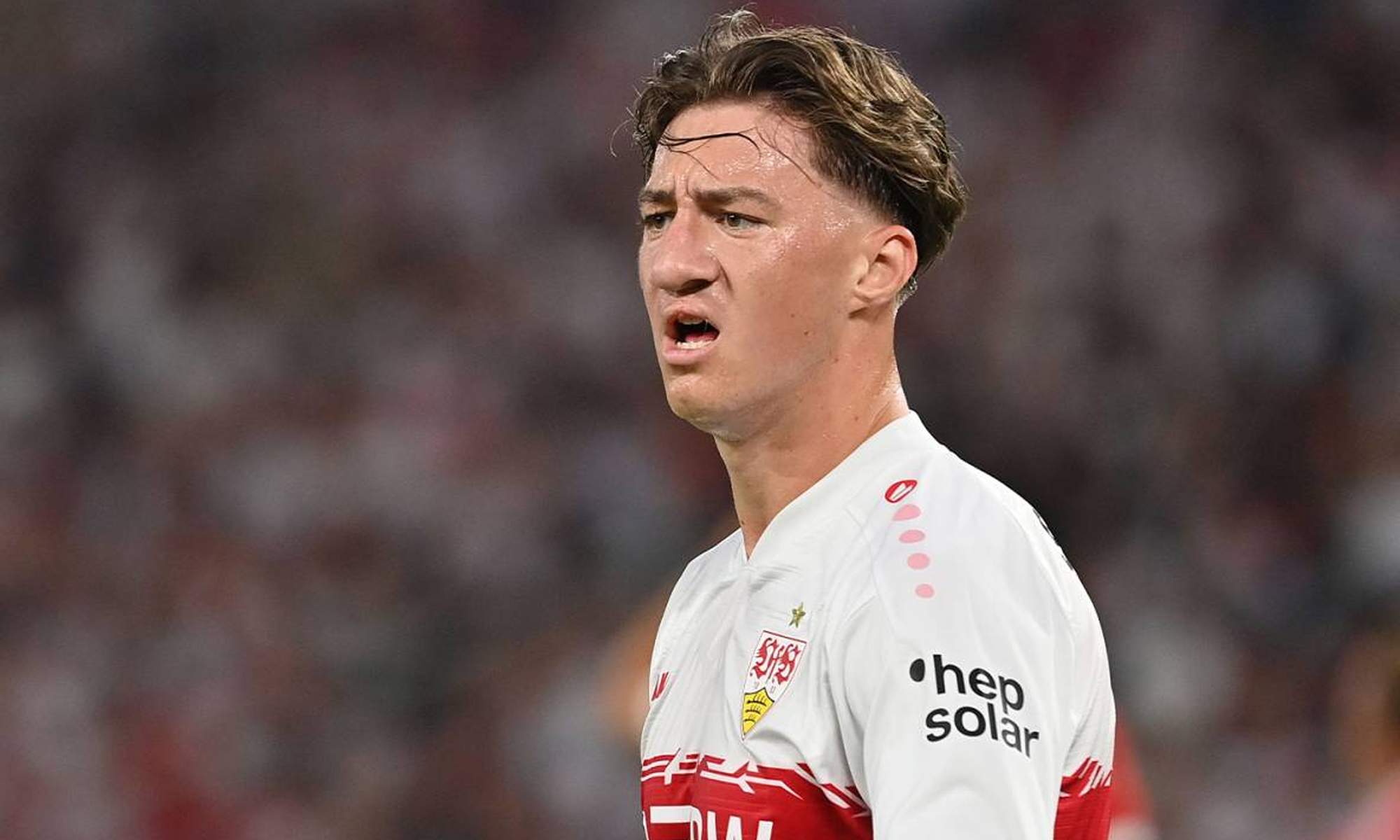 Angelo Stiller jugando un partido con el Stuttgart.