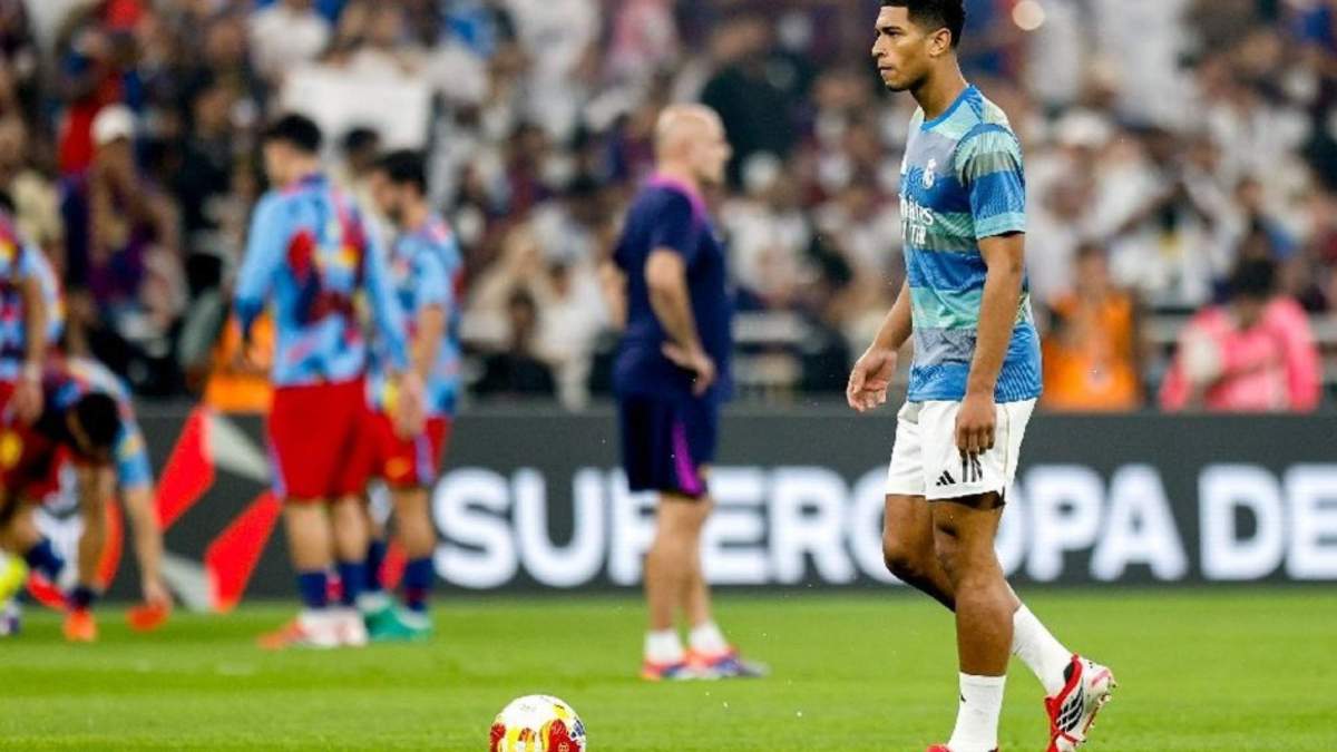 Jude Bellingham calentando antes del partido contra el Levante