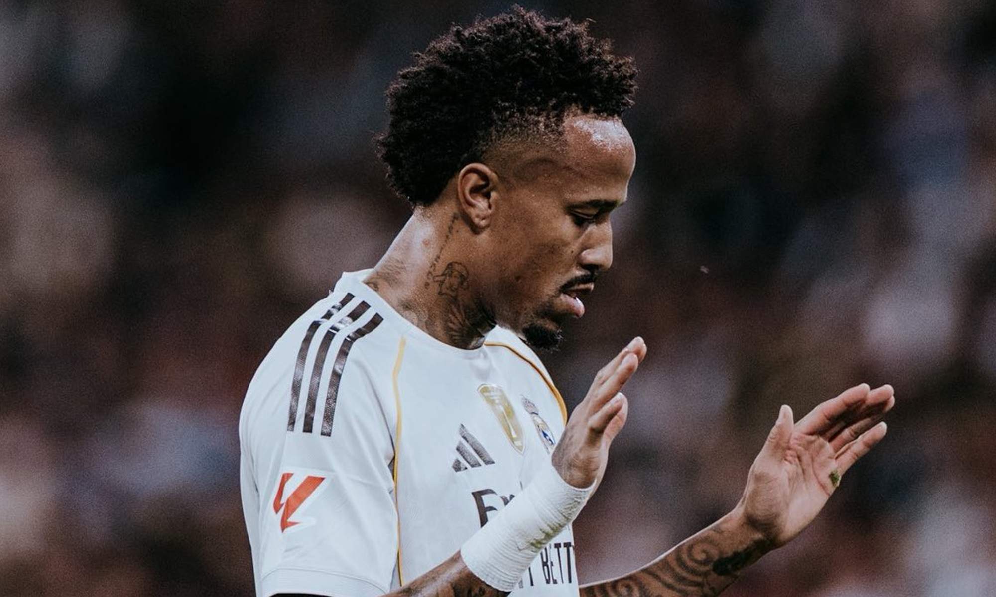 Eder Militao jugando un partido del Real Madrid.