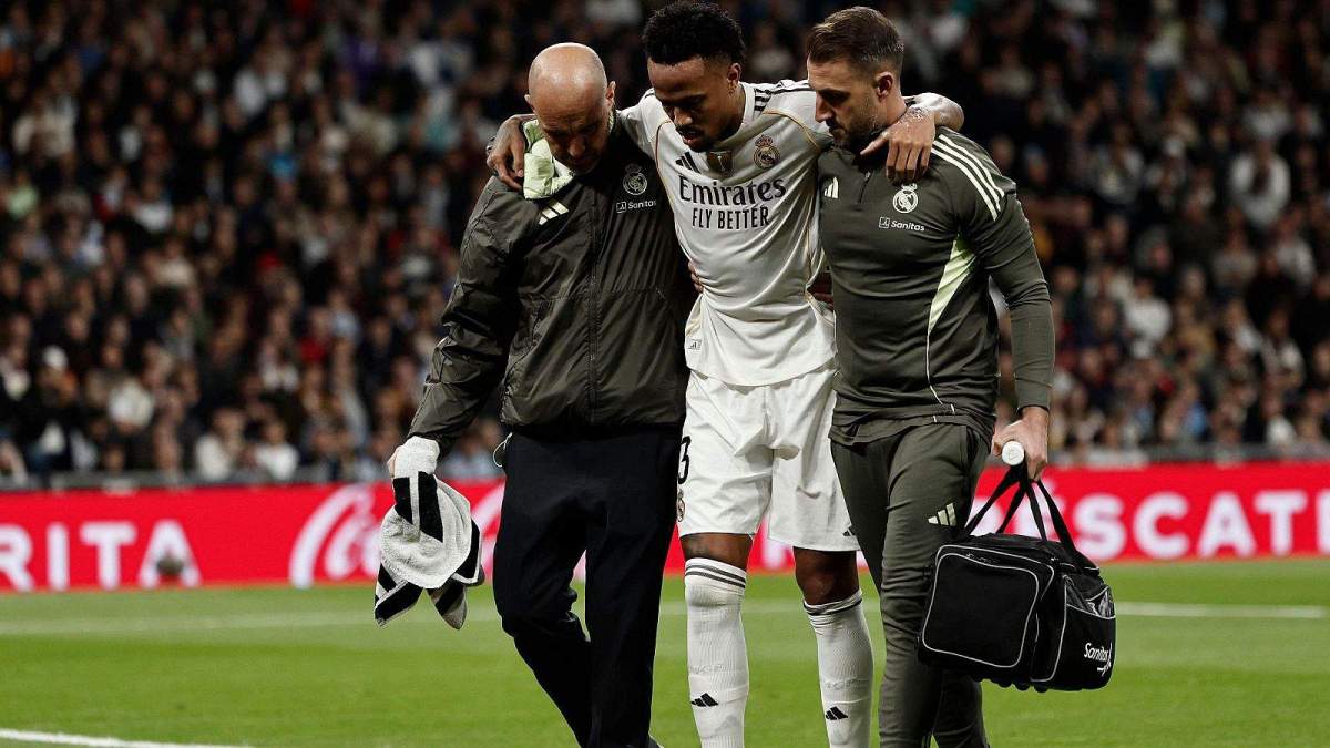 Eder Militao retirándose lesionado de un partido del Real Madrid.