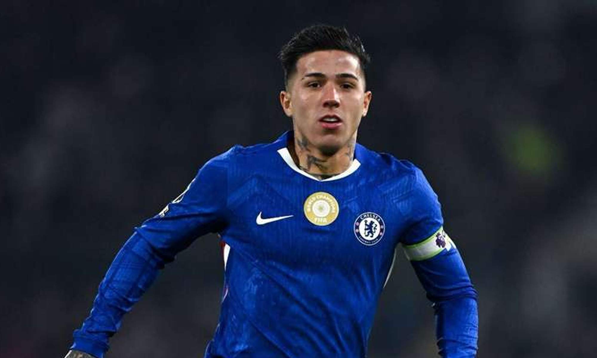 Enzo Fernández jugando un partido con el Chelsea. 