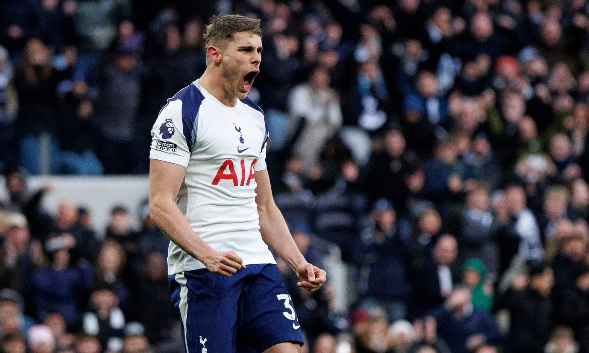 Van de Ven esta temporada con el Tottenham