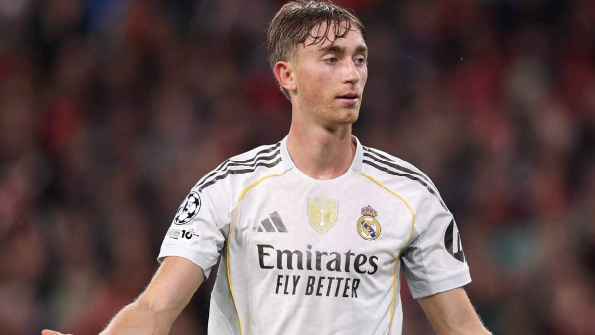 Dean Huijsen jugando un partido con el Real Madrid.