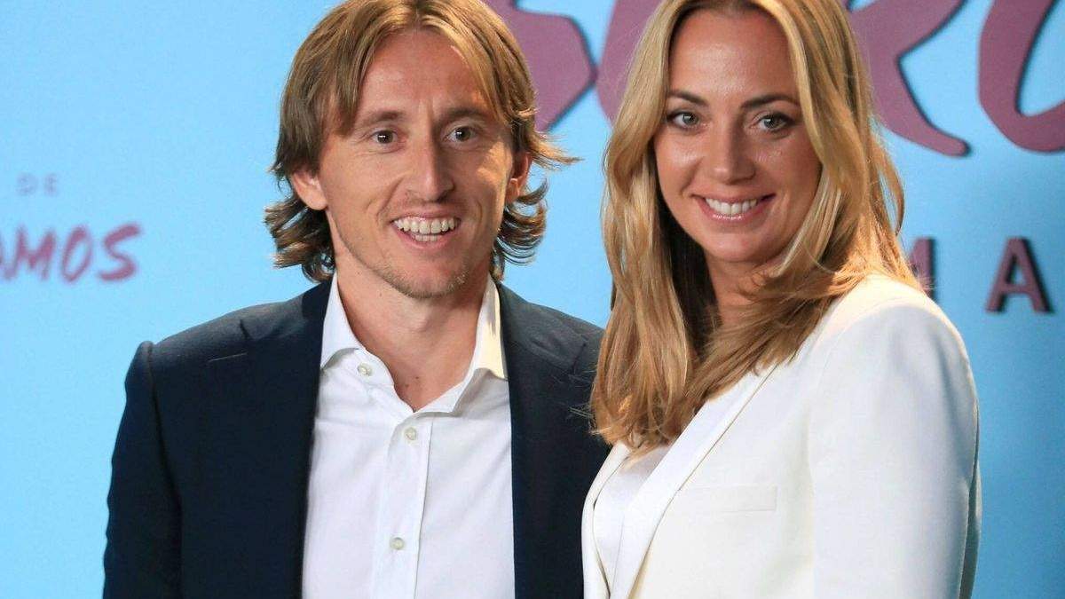 Luka Modric posando con su mujer. Luka Modric posando con su mujer.