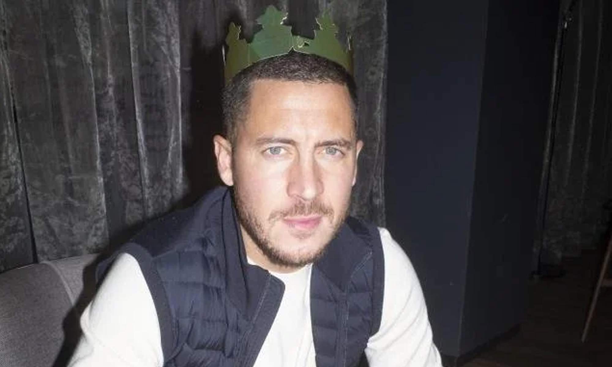 Eden Hazard posando con una corona.