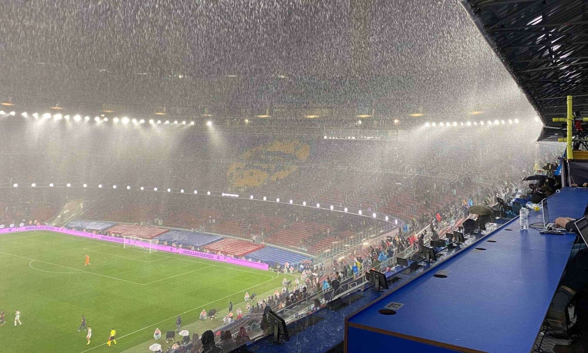 Lluvia en el Camp Nou y la zona de prensa inundada