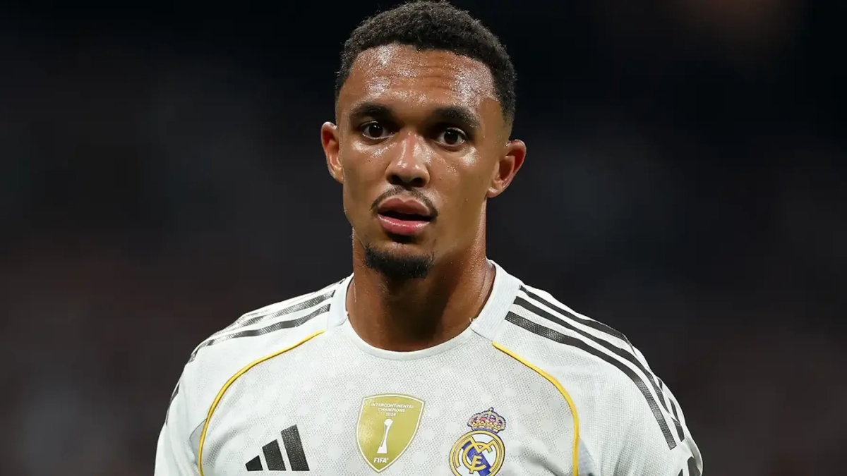 Trent Alexander-Arnold jugando un partido con el Real Madrid.