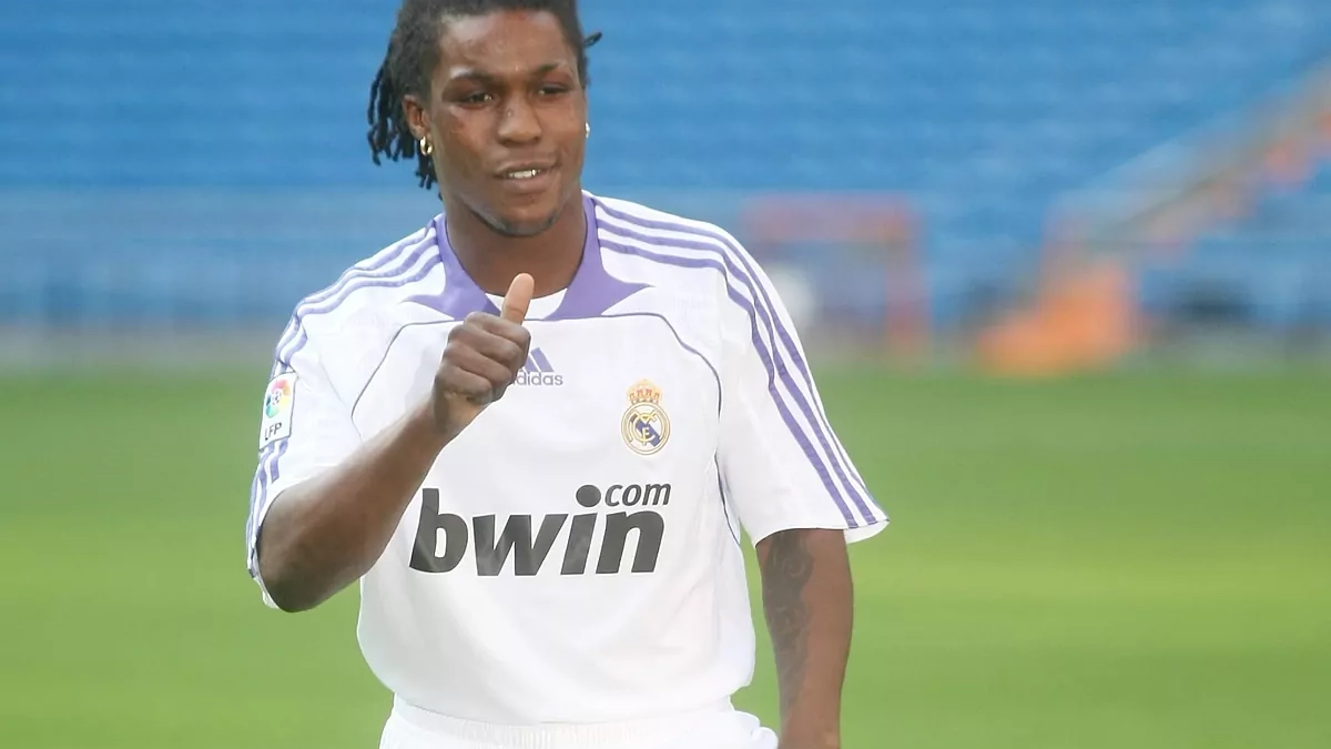 Drenthe en su presentación como futbolista del Real Madrid Drenthe en su presentación como futbolista del Real Madrid