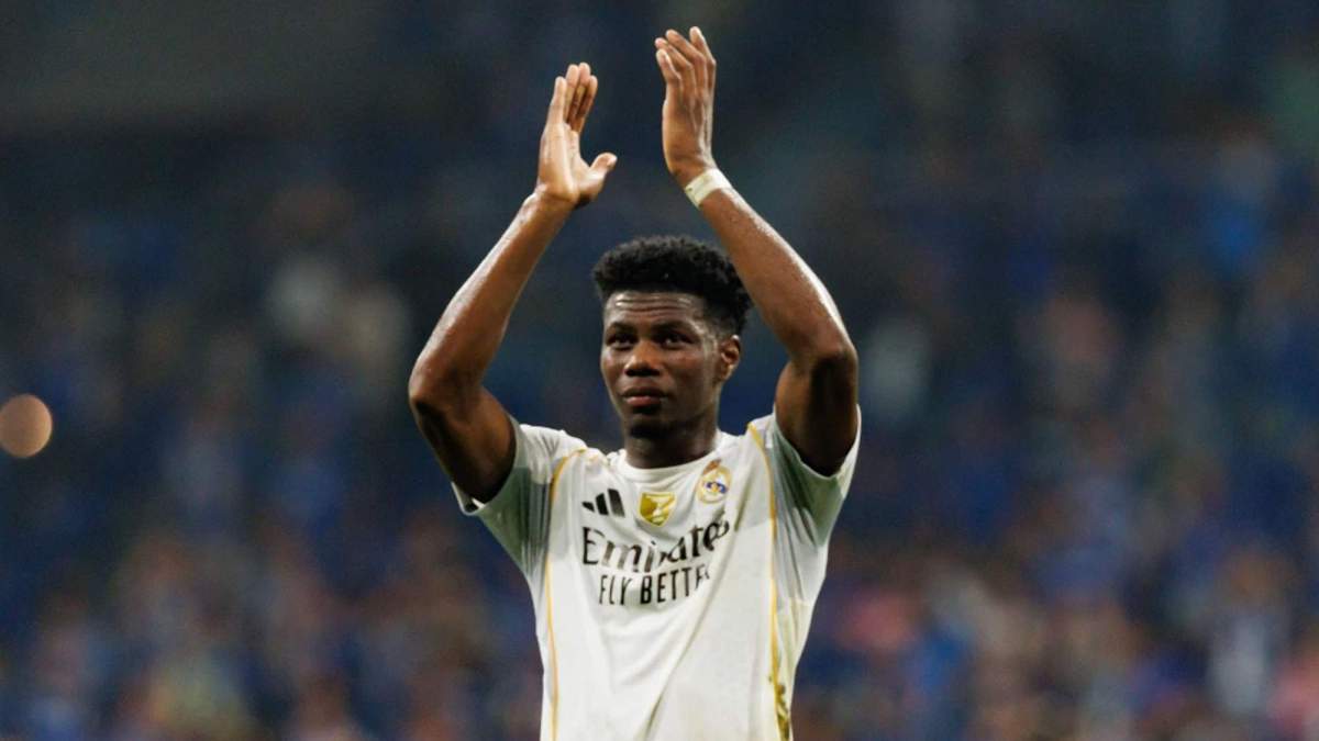 Tchouaméni saludando a la afición tras un partido del Real Madrid Tchouaméni saludando a la afición tras un partido del Real Madrid