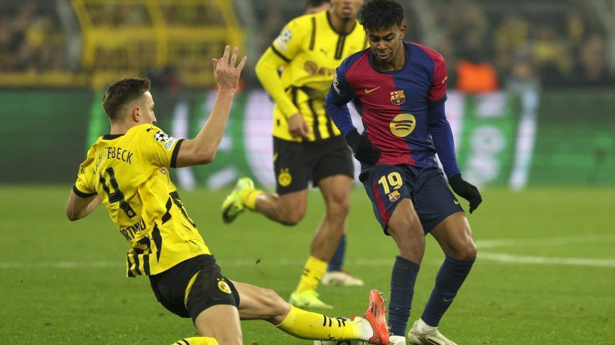Nico Schlotterbeck en un partido de la temporada pasada contra el Barcelona en la UEFA Champions League