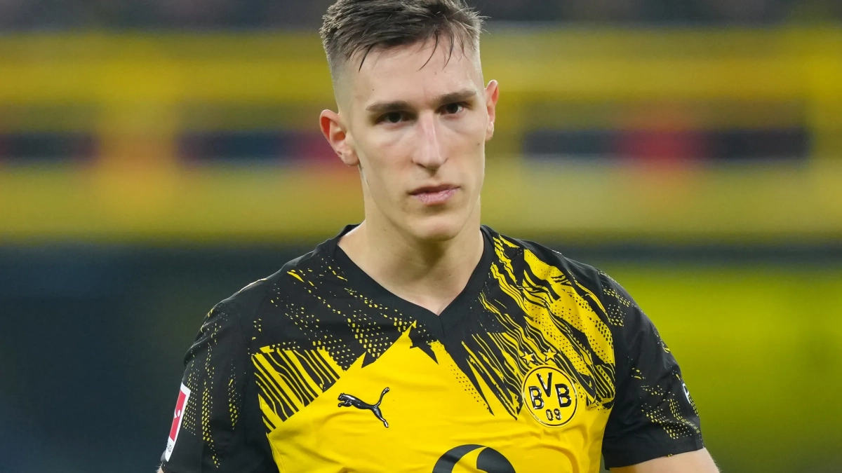 Nico Schlotterbeck jugando un partido con el Borussia Dortmund. 